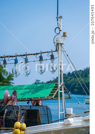 イカ産業と風光明媚な入り江が美しい夏の九十九湾|能登半島イメージ|能登イメージ|石川県能登町 イカ産業と風光明媚な入り江が美しい夏の九十九湾|能登半島イメージ|能登イメージ|石川県能登町 107645495