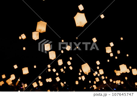 夜空に打ちあがる幻想的なスカイランタン 107645747