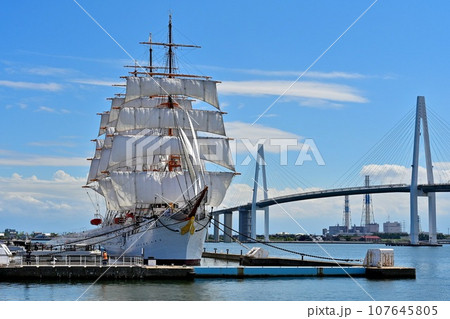 初代海王丸と新湊大橋 107645805