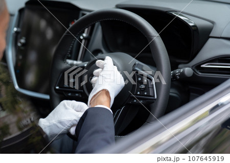 ドライバー　運転手　ライドシェア　手元 107645919