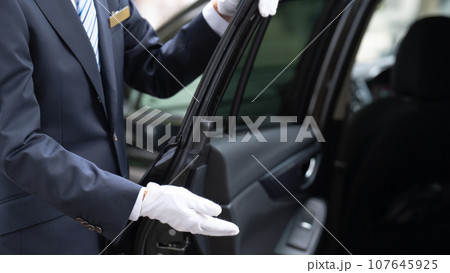 ドライバー　運転手　ライドシェア　手元 107645925