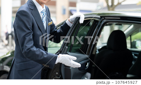 ドライバー　運転手　ライドシェア　手元 107645927