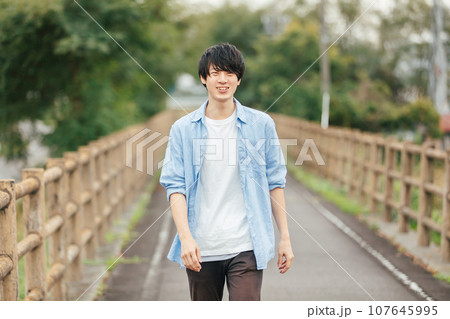 歩道を歩く爽やかな青年 refreshing young man 歩道を歩く爽やかな青年 refreshing young man 107645995