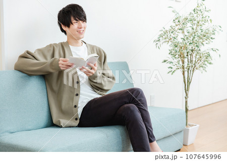 くつろいで読書する男性 reading くつろいで読書する男性 reading 107645996
