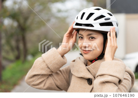 サイクリングヘルメットを被る若い女性 サイクリングヘルメットを被る若い女性 107646190