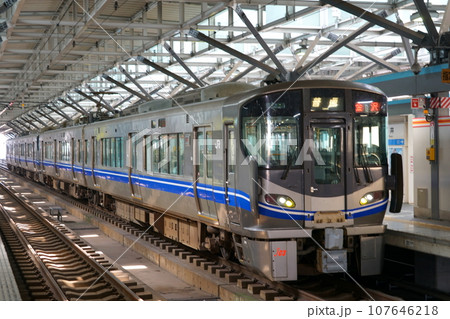 北陸本線 発車を待つ521系3次電車 北陸本線 発車を待つ521系3次電車 107646218