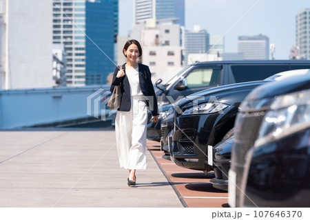駐車場を歩く女性　ビジネス 107646370