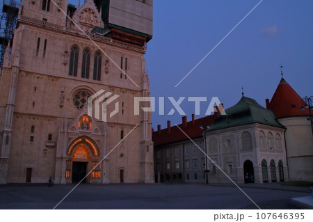 南欧クロアチアの首都ザグレブ　カプトル地区の二つの高い尖塔がある聖母被昇天大聖堂の夕景 107646395