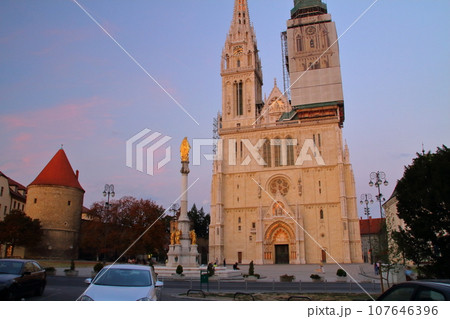 南欧クロアチアの首都ザグレブ　カプトル地区の二つの高い尖塔がある聖母被昇天大聖堂の夕景 107646396