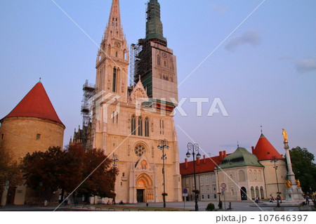 南欧クロアチアの首都ザグレブ　カプトル地区の二つの高い尖塔がある聖母被昇天大聖堂の夕景 107646397