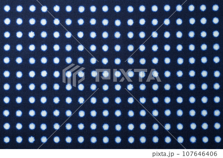 水玉模様のある布地の背景テクスチャー 107646406