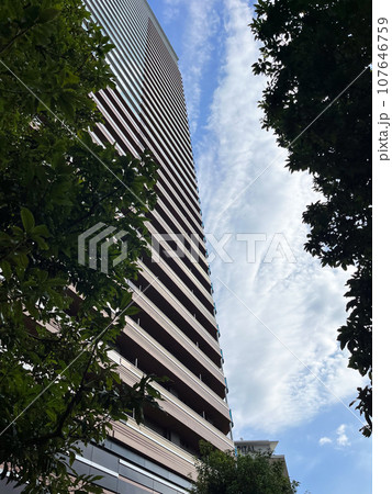見上げる高層タワーマンション 107646759