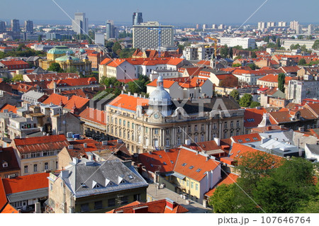南欧クロアチアの首都ザグレブ ゴルニィグラード地区のロトルシュチャク塔からの旧市街の眺め 南欧クロアチアの首都ザグレブ ゴルニィグラード地区のロトルシュチャク塔からの旧市街の眺め 107646764