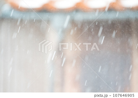 大粒の雨が屋根瓦に打ち付けるイメージ｜雨イメージ｜豪雨イメージ 107646905