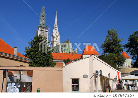 南欧クロアチアの首都ザグレブ　カプトル地区のシンボルである聖母被昇天大聖堂の二つの尖塔 107647257