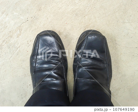 Close up of businessman feet in black boots 107649190