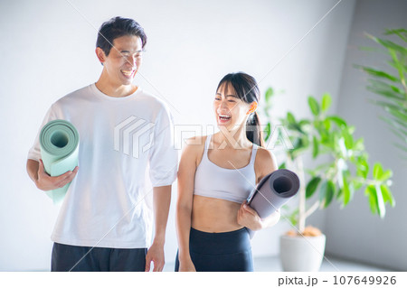 フィットネスクラブに通う男女 107649926