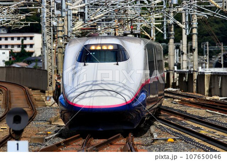 東北新幹線のボトルネック… 福島駅の平面交差を通過するE2系新幹線 107650046
