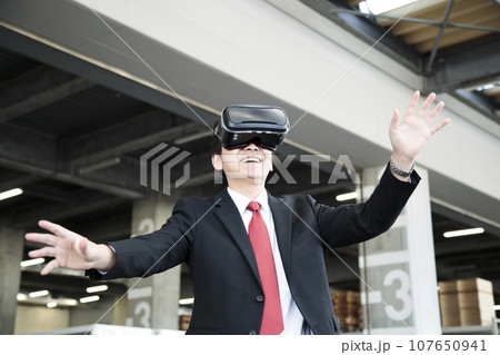 倉庫でVRを使う若いビジネスマン 倉庫でVRを使う若いビジネスマン 107650941