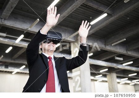 倉庫でVRを使う若いビジネスマン 倉庫でVRを使う若いビジネスマン 107650950