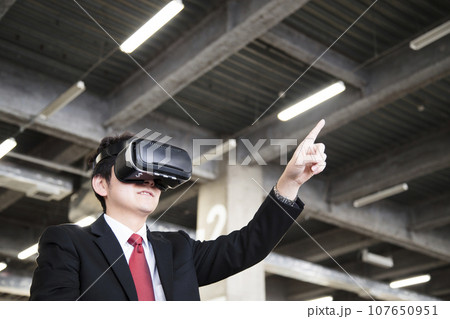 倉庫でVRを使う若いビジネスマン 107650951