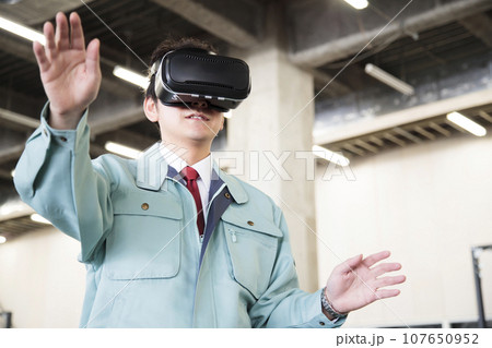 倉庫でVRを使う若い作業員 107650952