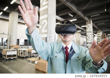 倉庫でVRを使う若い作業員 107650955