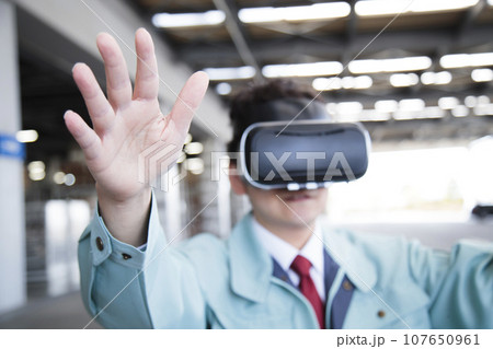 倉庫でVRを使う若い作業員 倉庫でVRを使う若い作業員 107650961
