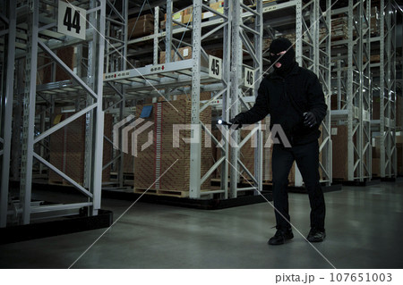 倉庫に泥棒に入る男性 107651003