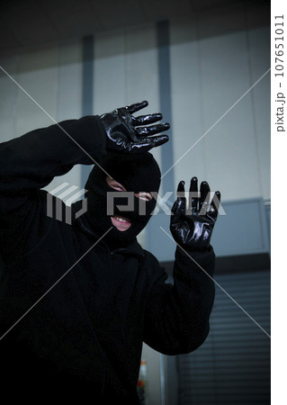 倉庫に泥棒に入る男性 107651011