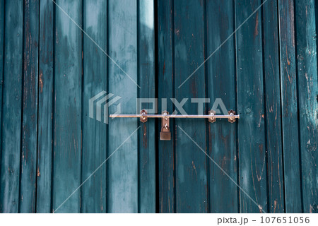 古い木製の扉 107651056