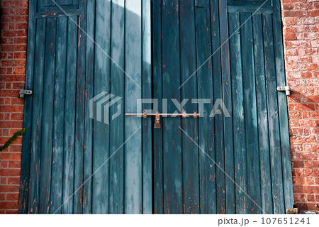 古い木製の扉 古い木製の扉 107651241