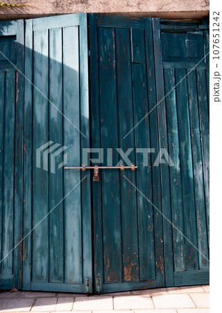 古い木製の扉 古い木製の扉 107651242