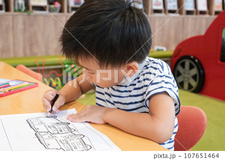塗り絵で遊ぶ男の子 107651464