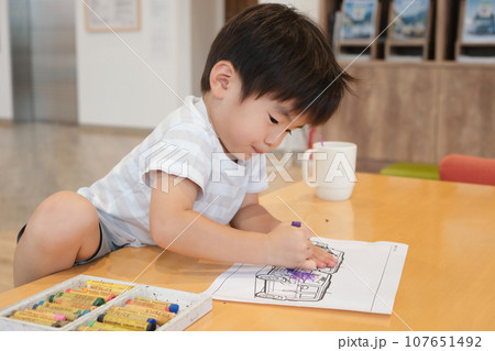 塗り絵で遊ぶ男の子 107651492