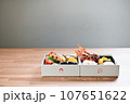 白の重箱に詰めた2人前のシンプルな手作りおせち 白の重箱に詰めた2人前のシンプルな手作りおせち 107651622