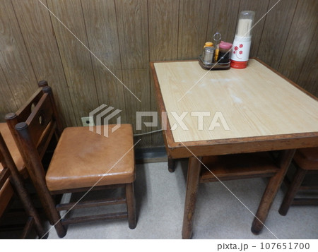飲食店の店内 107651700