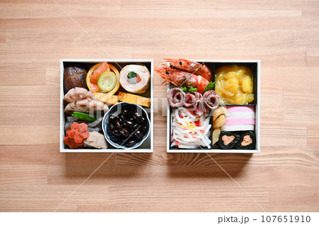 白の重箱に詰めた2人前のシンプルな手作りおせち 107651910