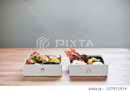 白の重箱に詰めた2人前のシンプルな手作りおせち 107651914