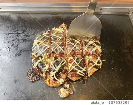 お好み焼きをコテでカット 107652293