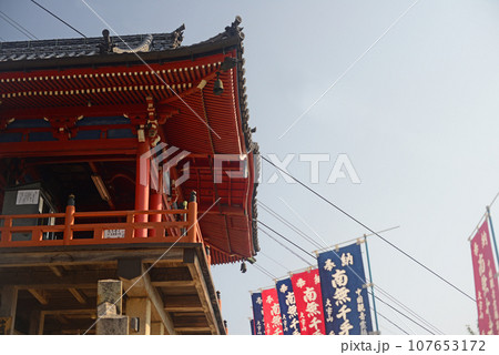 尾道千光寺本堂を参道より望む 107653172