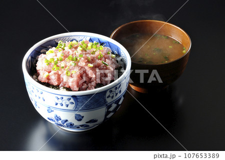 小葱が沢山乗っているマグロのたたき丼と熱々のお味噌汁 107653389