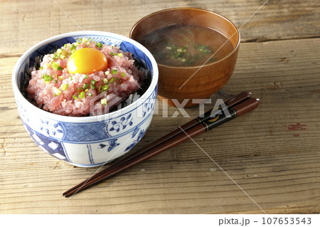小葱と卵黄が乗っているマグロのたたき丼と熱々のお味噌汁 小葱と卵黄が乗っているマグロのたたき丼と熱々のお味噌汁 107653543