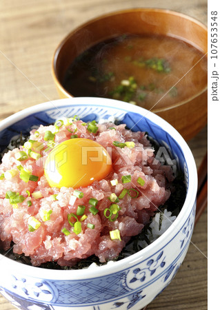 小葱と卵黄が乗っているマグロのたたき丼と熱々のお味噌汁 小葱と卵黄が乗っているマグロのたたき丼と熱々のお味噌汁 107653548