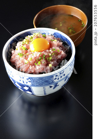小葱と卵黄が乗っているマグロのたたき丼と熱々のお味噌汁 小葱と卵黄が乗っているマグロのたたき丼と熱々のお味噌汁 107653556