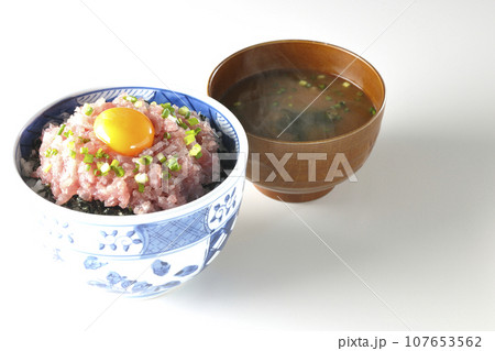 小葱と卵黄が乗っているマグロのたたき丼と熱々のお味噌汁 小葱と卵黄が乗っているマグロのたたき丼と熱々のお味噌汁 107653562