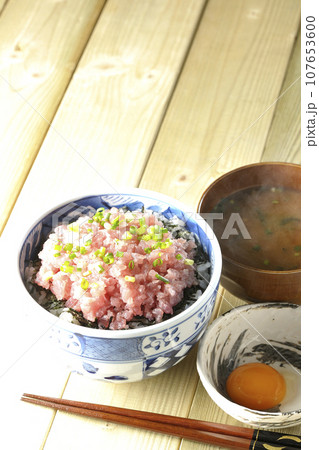 小葱が沢山乗っているマグロのたたき丼と熱々お味噌汁と生卵 小葱が沢山乗っているマグロのたたき丼と熱々お味噌汁と生卵 107653600