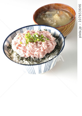 刻み海苔とネギトロの丼ぶりと熱々豚汁セット 刻み海苔とネギトロの丼ぶりと熱々豚汁セット 107653646