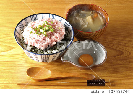 刻み海苔と卵黄とネギトロの丼ぶりと熱々豚汁 刻み海苔と卵黄とネギトロの丼ぶりと熱々豚汁 107653746