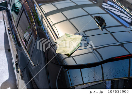 洗車をする男性 107653906